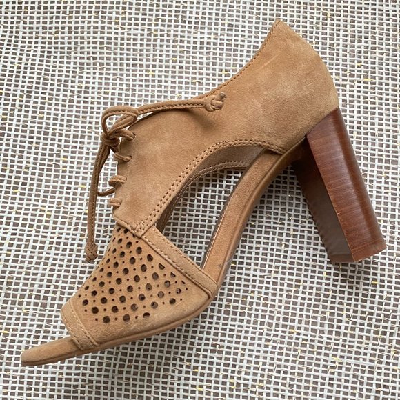 Tahari Megyn Lace Up Heels in Tan 7.5B - Picture 6 of 9